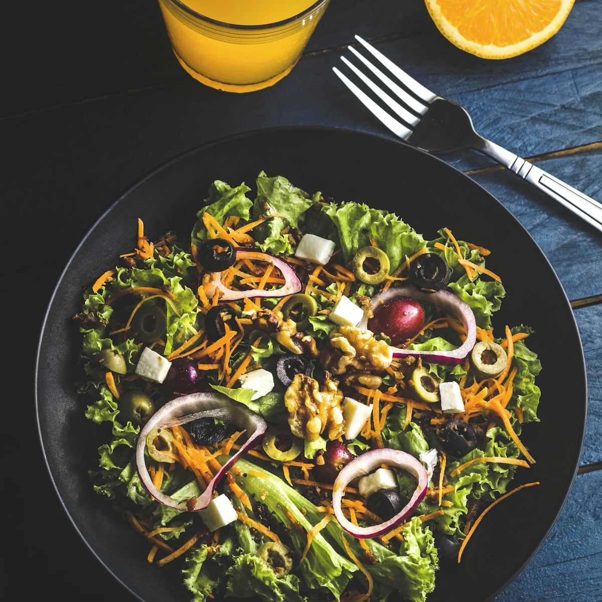 Colourful garden salad with greens and red onion